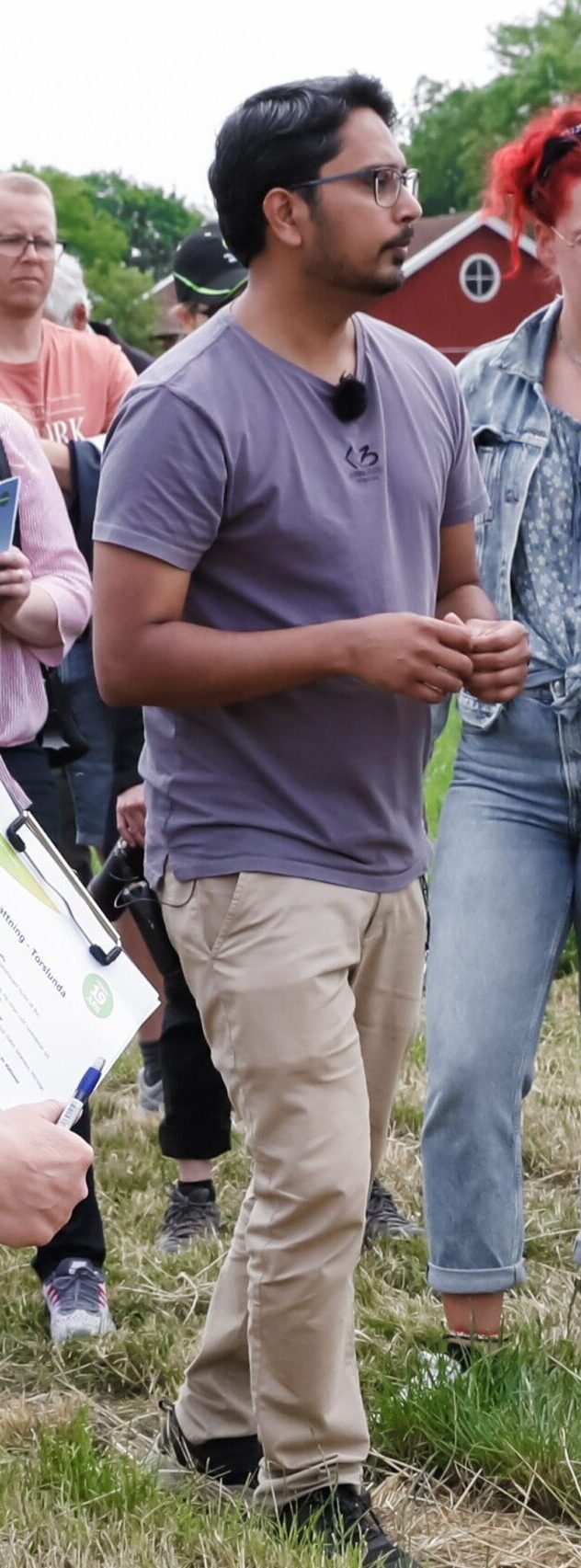 Aakash Chawade with farmers
